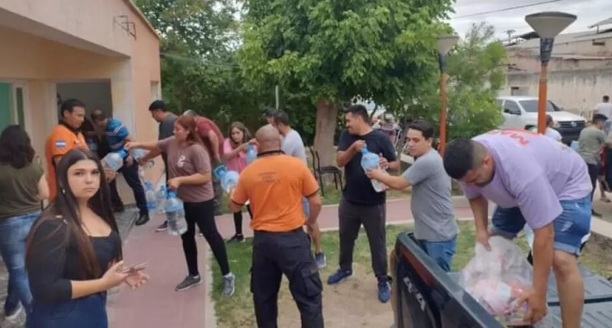 Tras la crecida que aisló a los vecinos de Rincón, en Saujil reúnen agua mineral para distribuir