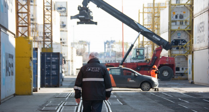 Presentan cautelar contra el DNU por un sector clave para importaciones y exportaciones
