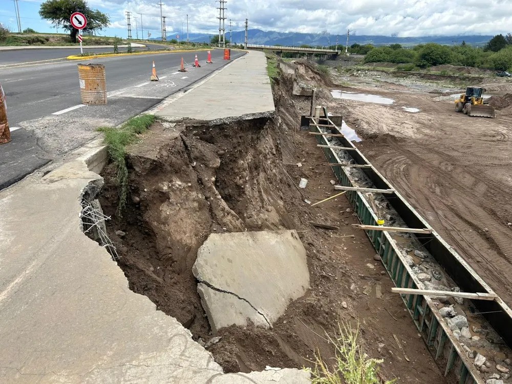 El temporal provocó el derrumbe de un tramo de la costanera en Sumalao